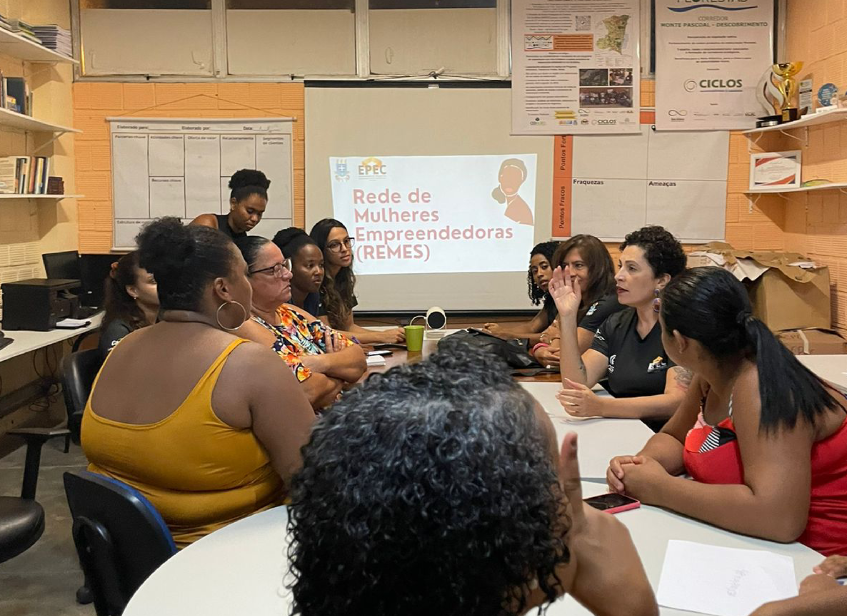 Reunião da equipe EPEC com empreendedoras